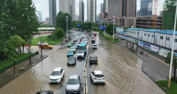 ▲受暴雨影響，江西省南昌市區多處出現內澇，道路被淹。圖片來源：新華網客戶端