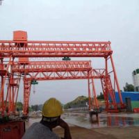 珠?；荛T式起重機施工現場